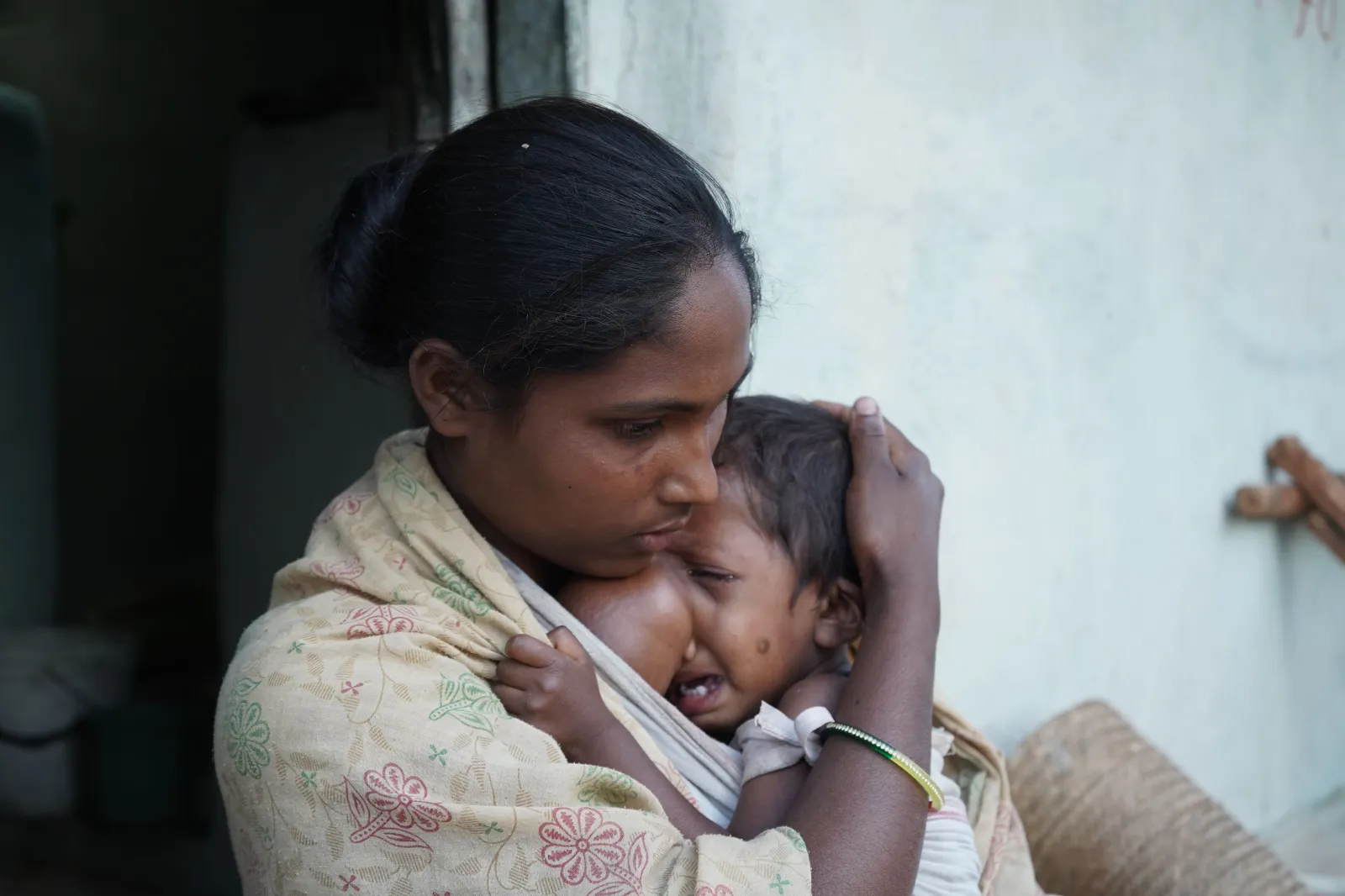 A Mother Who Eats Once a Day Is Begging to Save Her Son